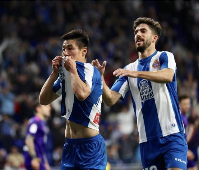 再现世界级跑位！武磊彻底爆发，凌空勾射破球荒