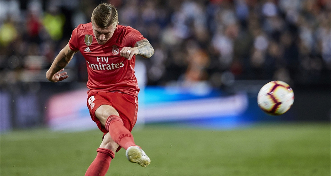 足球大师克罗斯的资料,德国足球名将克罗斯