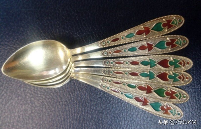 俄罗斯奶奶橱柜里拿出的餐具到底值多少钱