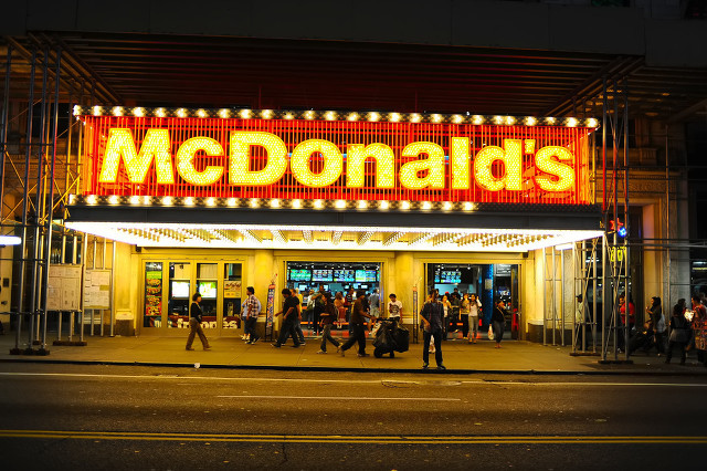 在公鸡身体里吃肯德基、小狗尾巴里吃热狗，奇葩星球餐厅什么样