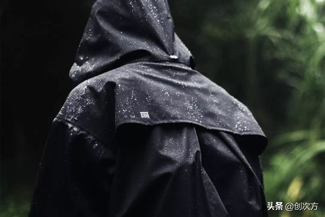 下雨可以穿漂亮的雨衣,下雨雨衣怎么穿不遮路