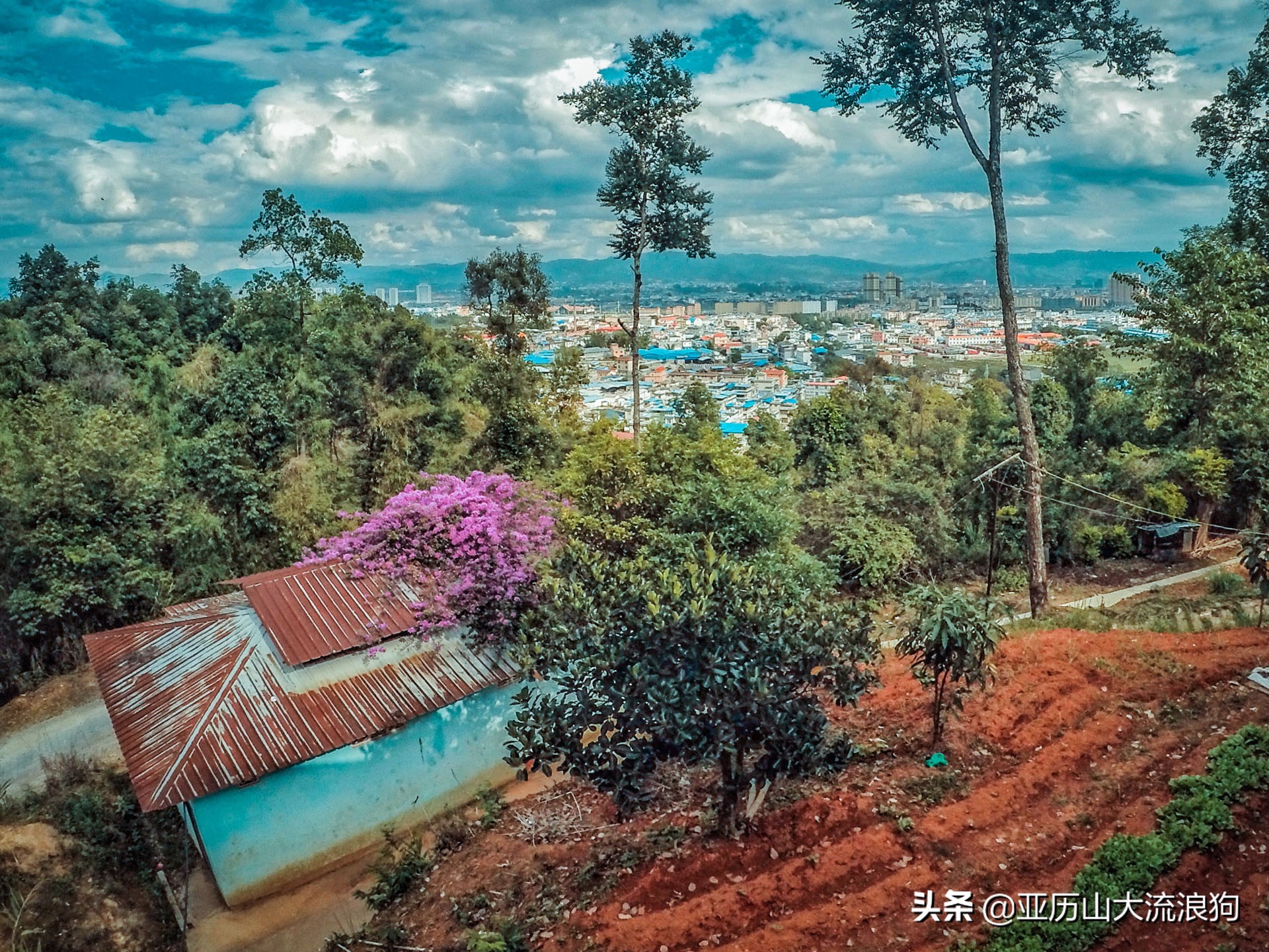 中缅边境的佛寺,旅途中遇到藏区僧人