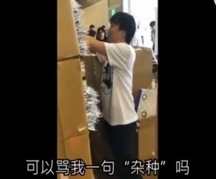 有人愿意花几百块钱,买下被这个光头“喷子”拉黑的资格