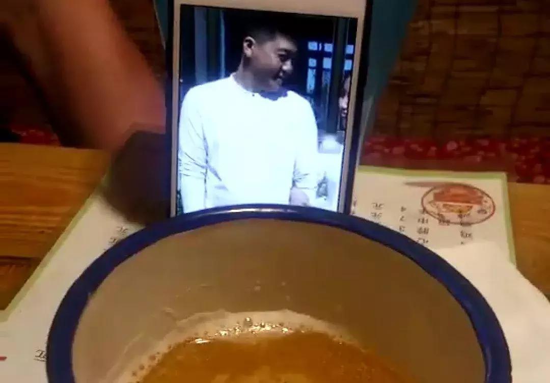 「真实故事」杂货铺老板创业进山卖衣服，却落得在寺庙乞讨