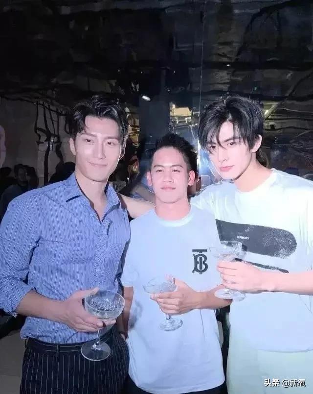 1米8大长腿，抿嘴笑爆红被吹顶级神颜，没想到竟然是照骗...