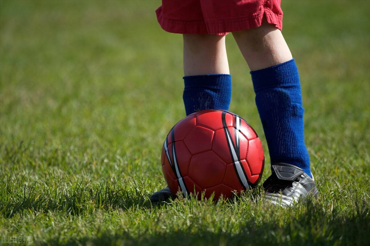 宝宝好好踢球远离伤病,踢球前如何热身以防受伤