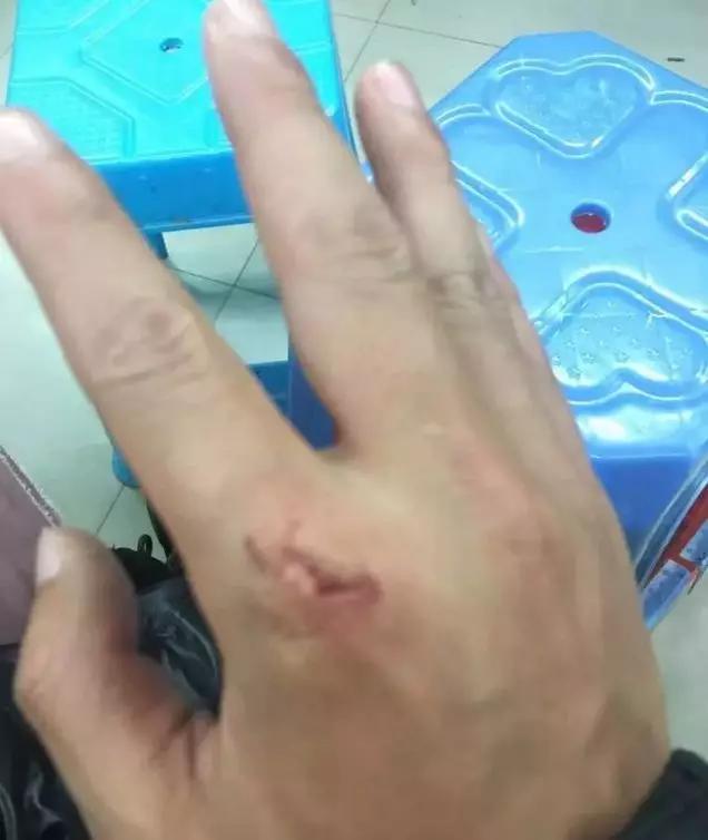 外卖小哥接到女生的订单,外卖小哥深夜接到女子订单