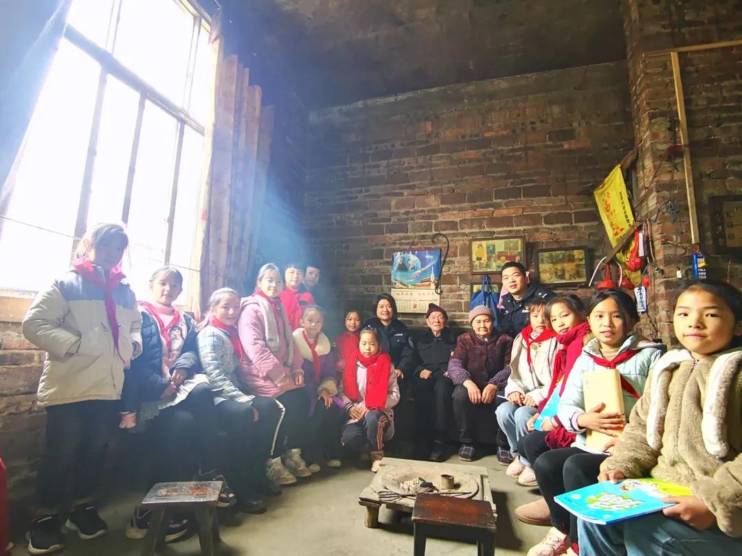 致敬奉献在一线的警务人员,致敬在偏远山区支教工作者