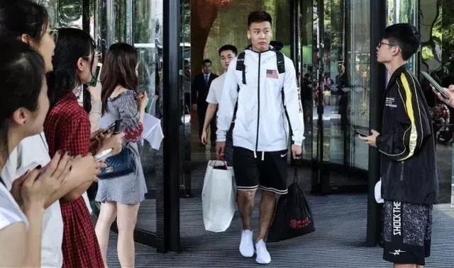 美国男篮球员穿外套,男篮队员穿美国队服