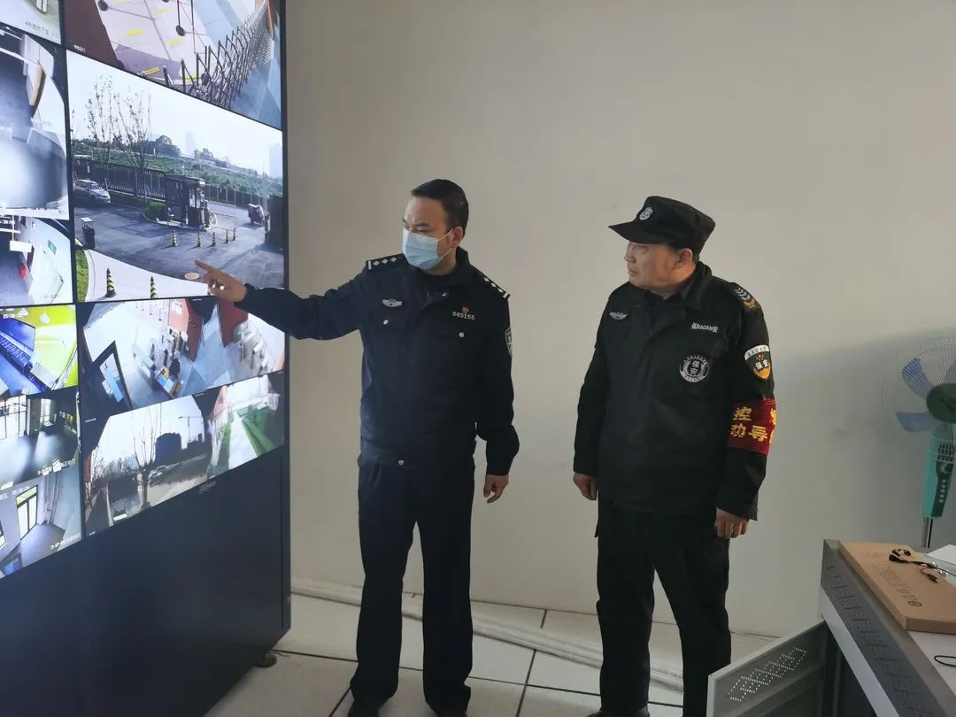 警灯闪烁警笛声响110,警灯全部闪烁提高震慑力