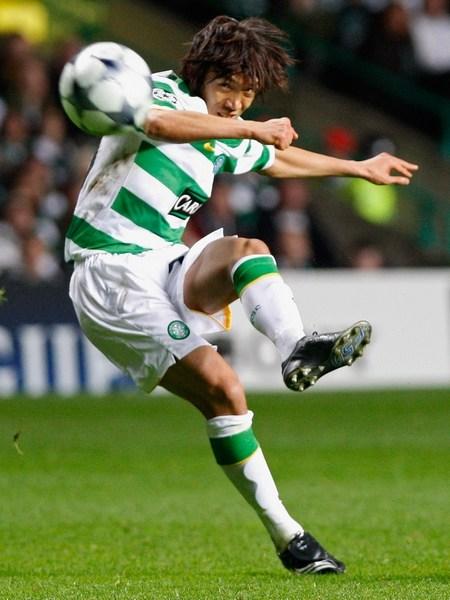 终于知道踢足球为什么要穿长袜,终于知道为什么踢足球的男生少了