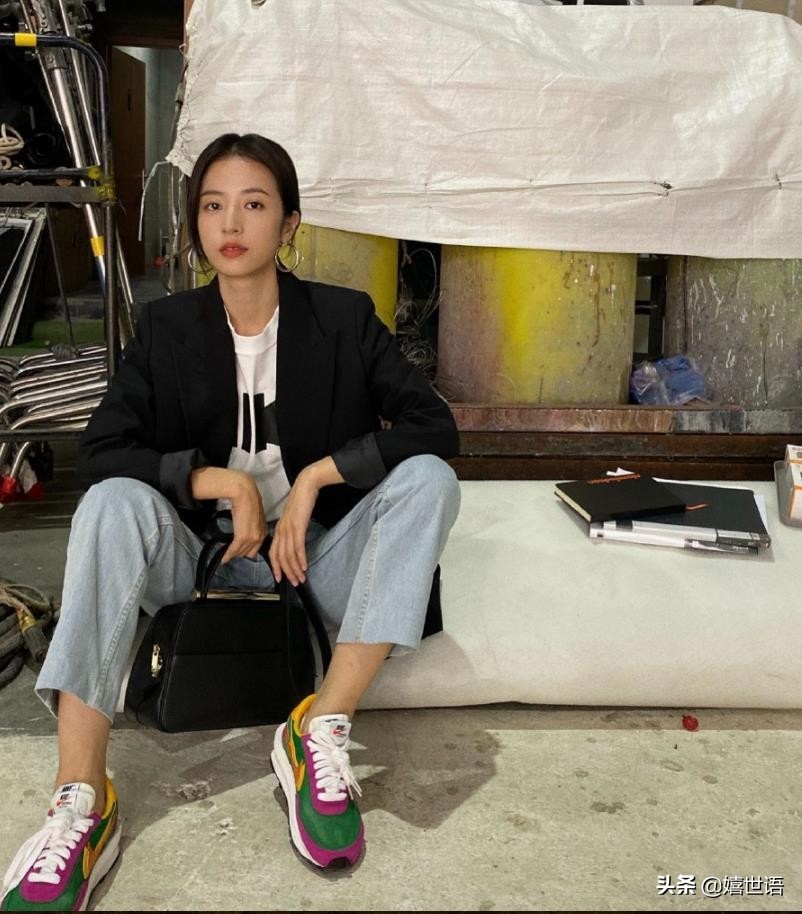 周雨彤穿板鞋图片,周雨彤spell牛仔裤穿搭