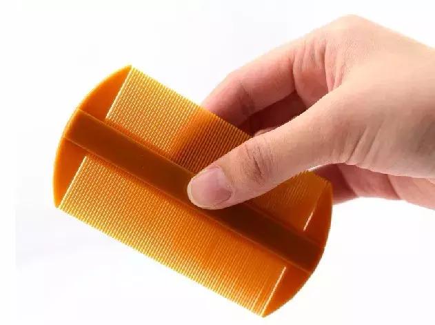 可怕！孩子头发上的白点点，竟然不是头皮屑！