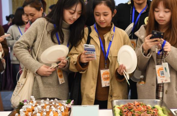 为啥大学食堂饭菜那么“便宜”?不怕“亏”吗?这4点原因很现实