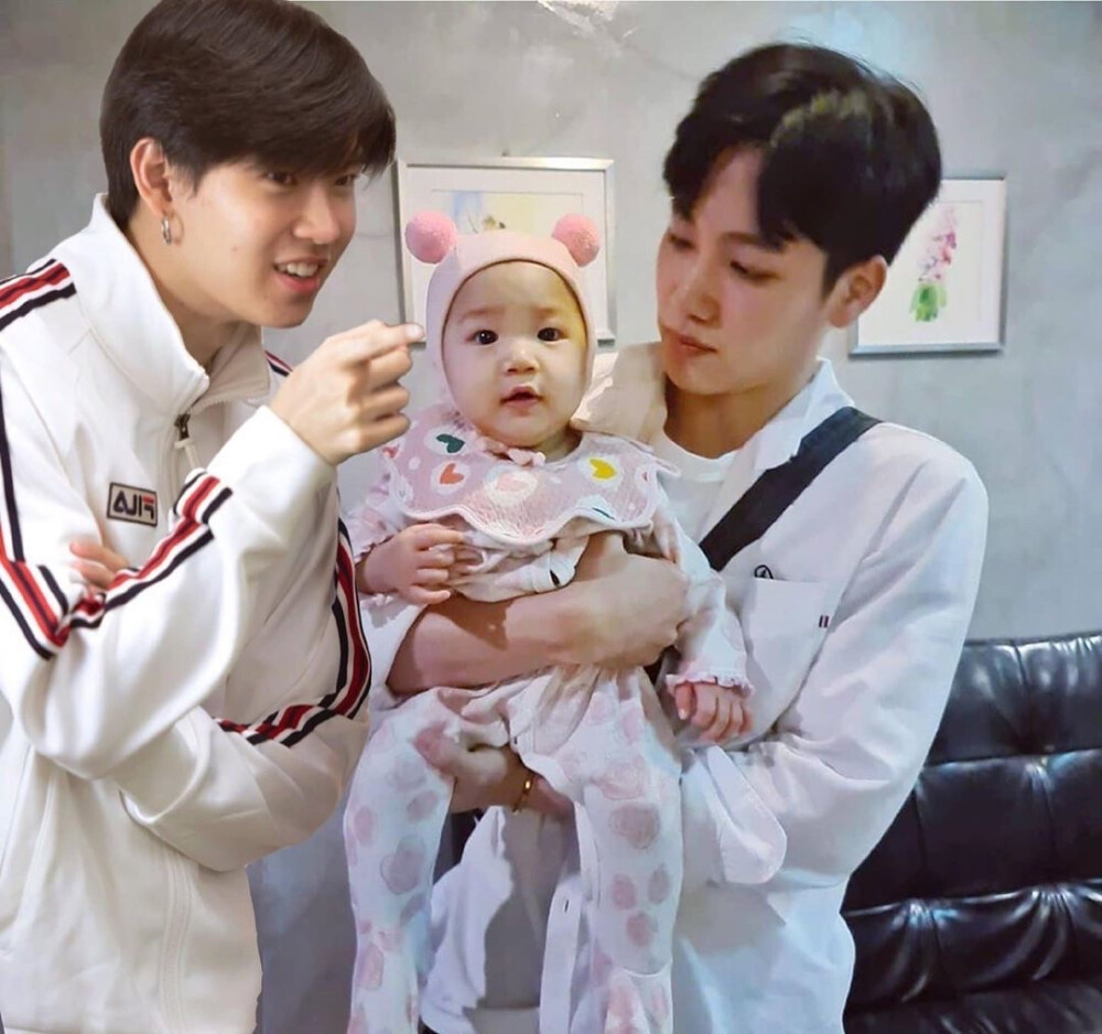 他泰男星和小朋友的治愈同框：BP一家三口关大爷画风不对