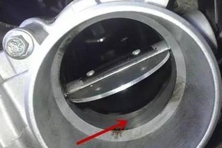 宝骏730清洗节气门视频教程,汽修工清洗节气门全过程