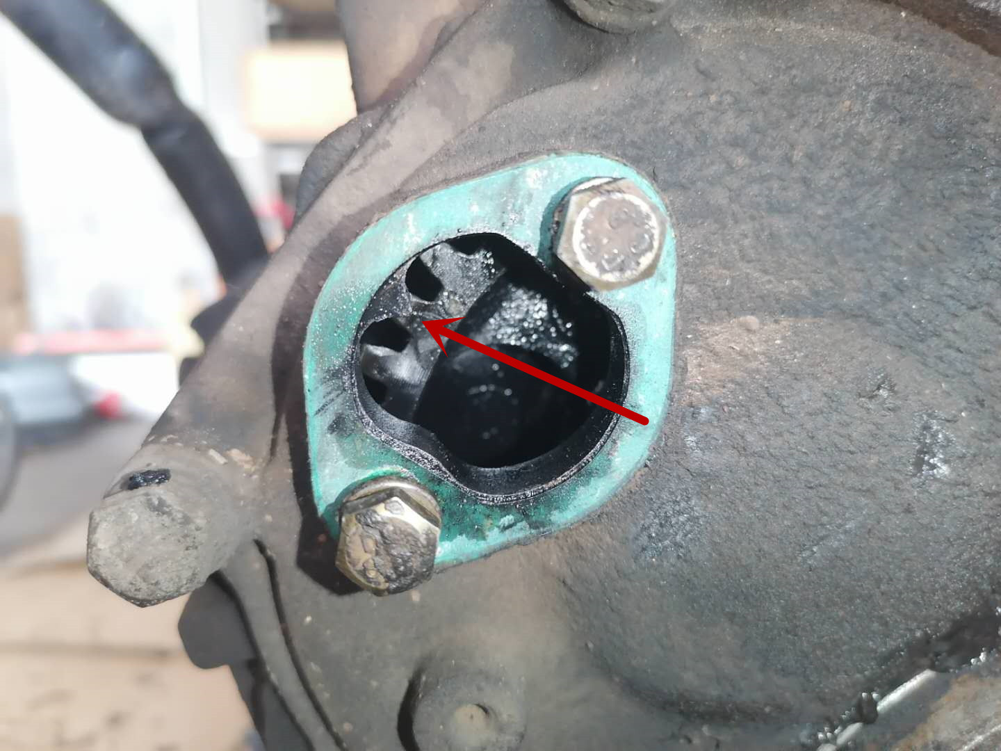 才跑4万公里货车烧机油怎么回事,发动机烧机油活塞发黑