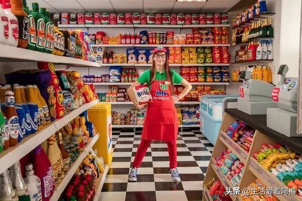 她开了间超市，卖的东西却全是假的，9000件商品，竟被一抢而空