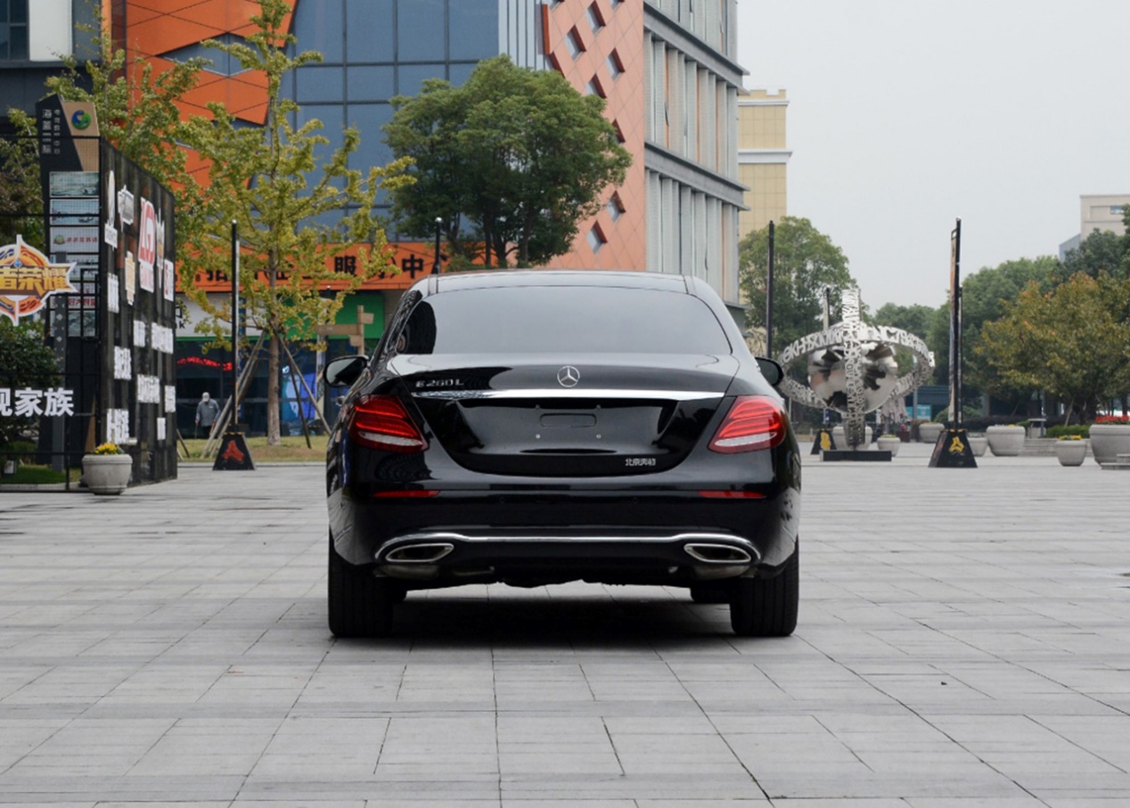 在网络端一直备受争议，在销售端却越卖越好的奔驰E，强势