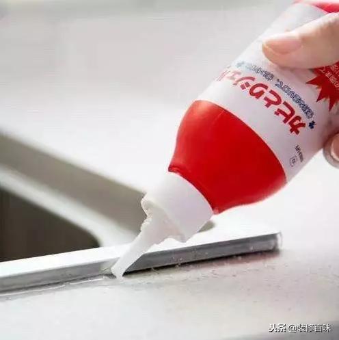 白色的玻璃胶发霉什么原因,家里的玻璃胶发霉怎么办