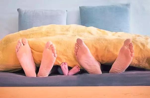 “爸爸，你趴在妈妈身上干啥呢？你的回答，改变孩子的一生