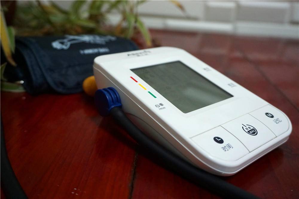 长坤手臂式智能电子血压计,爱尔泰血氧仪