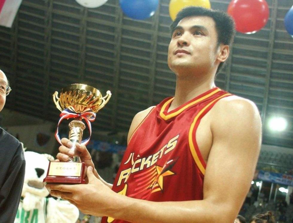 中国男篮四大外线朱芳雨,最血性的中国男篮朱芳雨一战封神