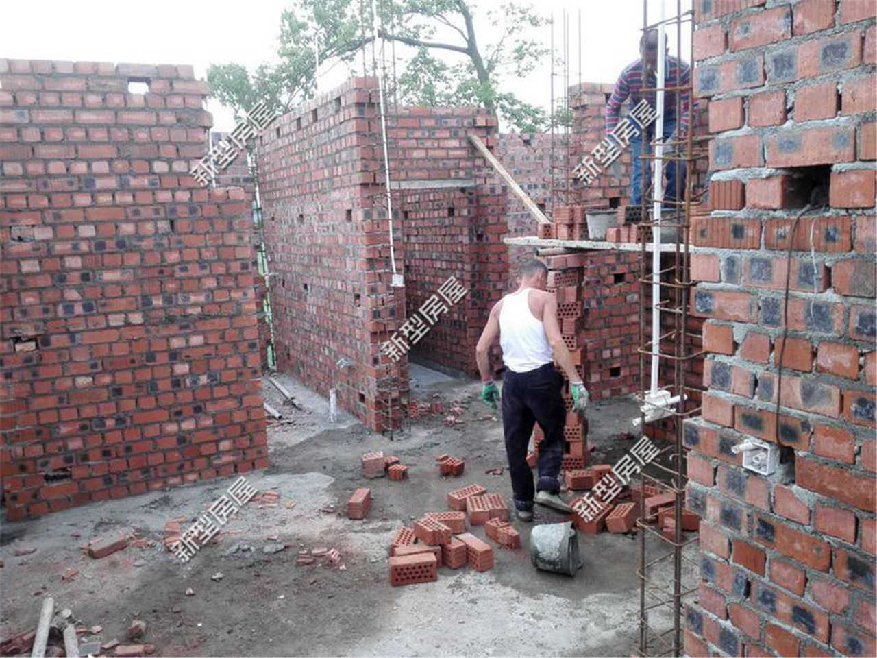 红砖盖房容易天花板开裂,农村房子外墙红砖裂缝怎么解决