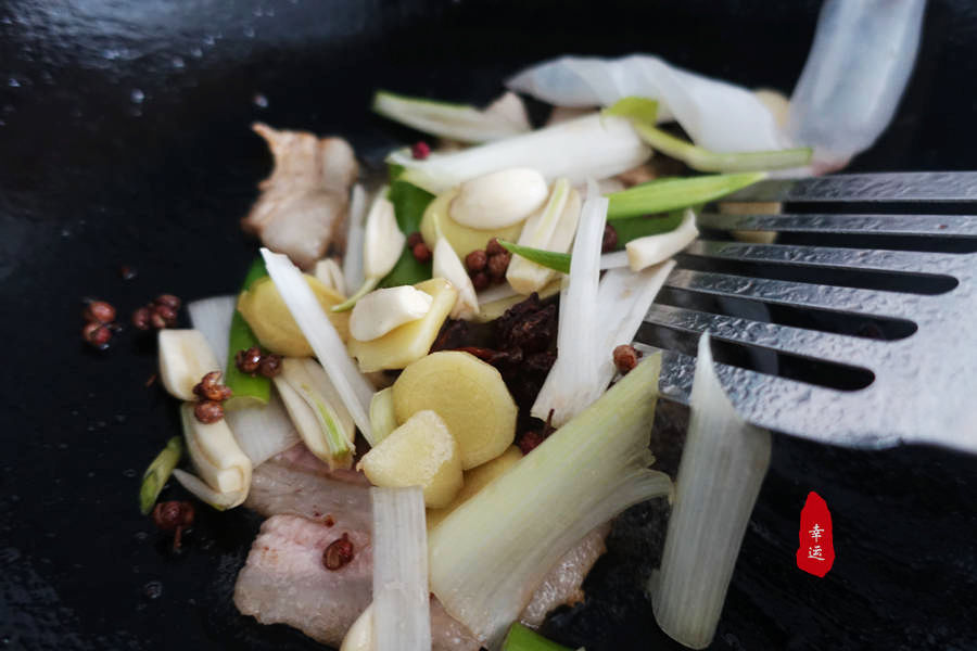 炖鱼的家常做法草鱼炖豆腐,五花肉草鱼炖豆腐怎么做才好吃啊