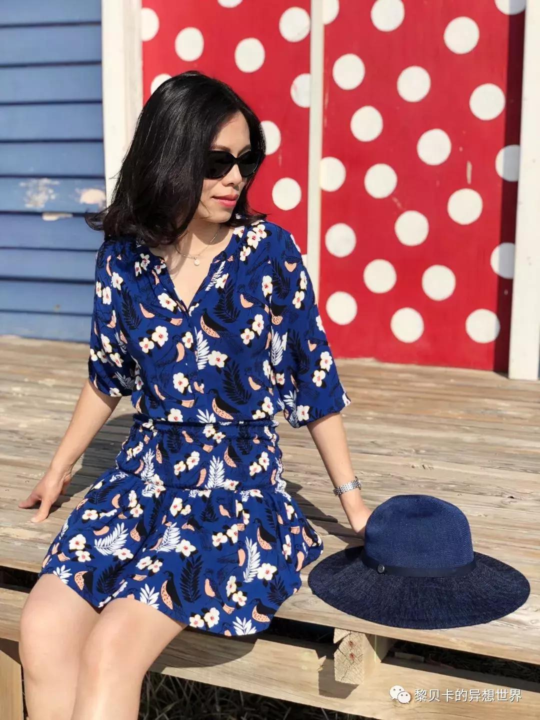 她们穿的连衣裙,她们穿的花裙子