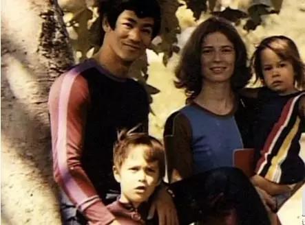 丁佩李小龙向华强什么关系,李小龙生前和丁佩照片