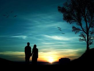 她有恋父情结，竟然对他一见钟情，两人在车上便聊得火热起来