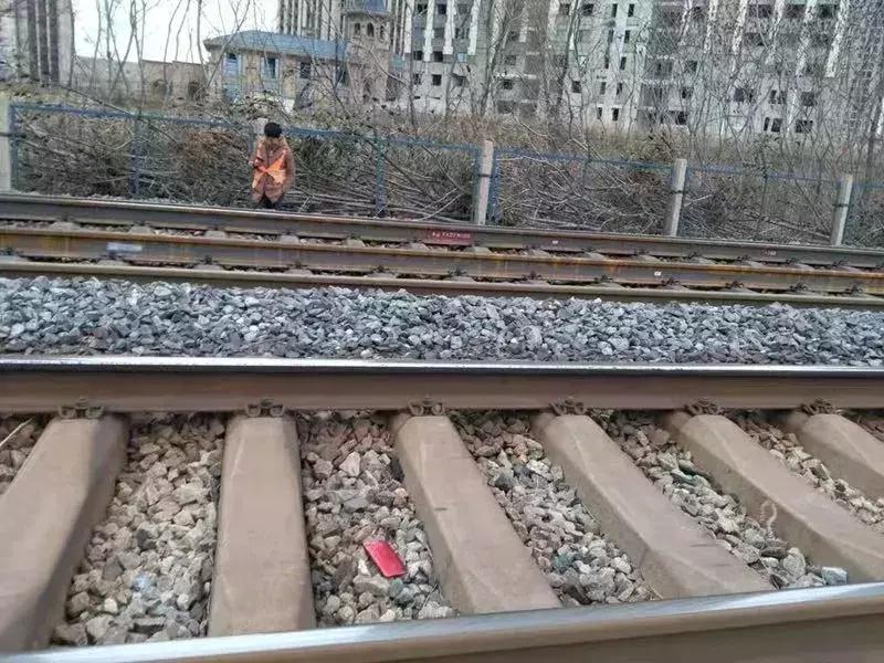 坐火车手机掉厕所掉轨道上会赔吗,坐火车手机掉厕所里怎么办