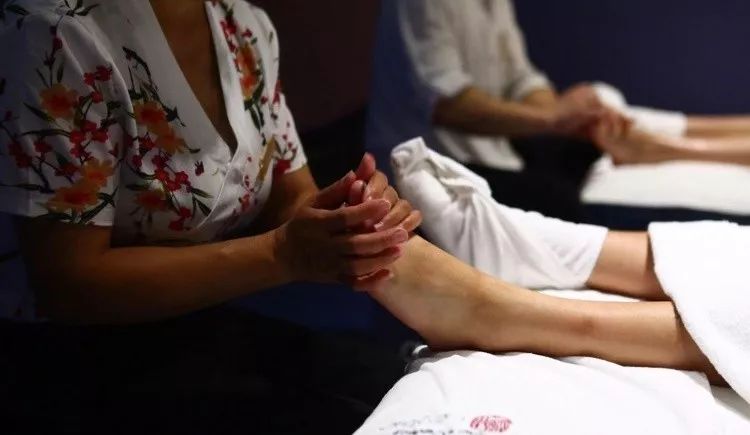 大连这家店做足疗还能看电影,是时候来一次全身心的放松了