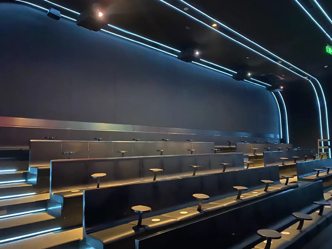 复古服装店陈列搭配展示,国外大牌服装店陈列