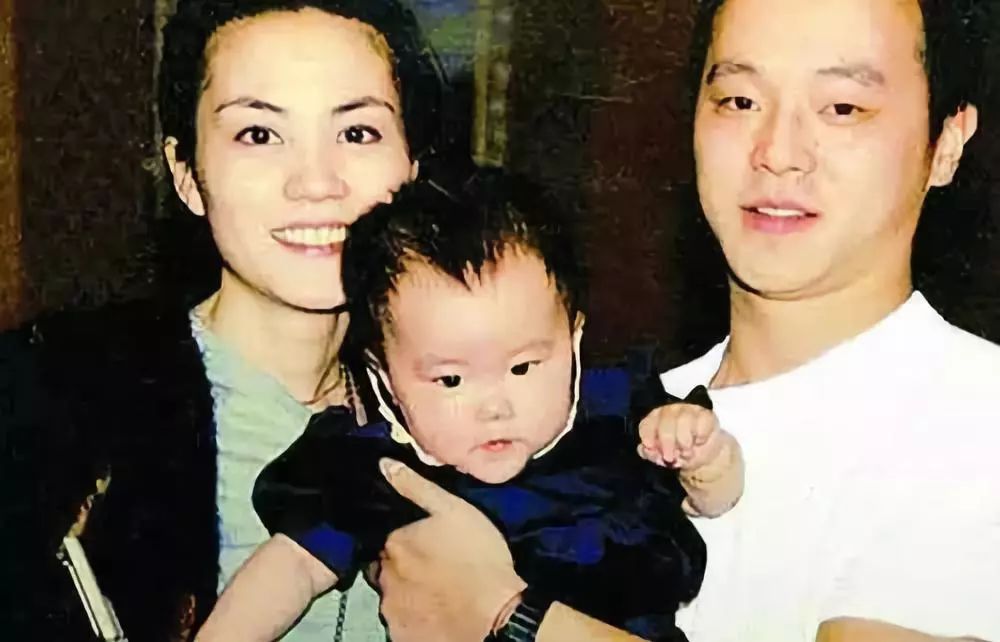 年轻时的王菲和她的父母,王菲的父母离异了吗