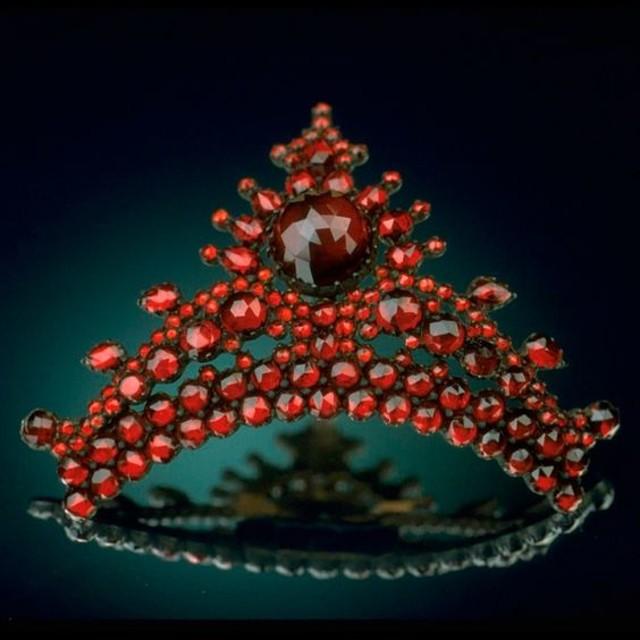 高端的石榴石宝石,石榴石是一种石榴籽般的晶体