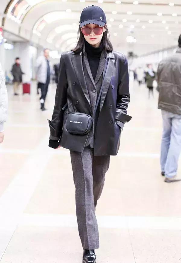 穿上小皮衣，我就是整个办公室最时髦的姑娘！