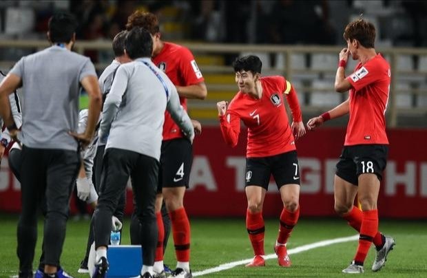 国足0:3韩国裁判被判点球,中韩男足0比3争议黄牌