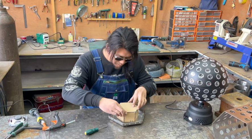 外国人看手工耿蹦迪灯笼,漠叔拿手工耿的蹦迪灯笼