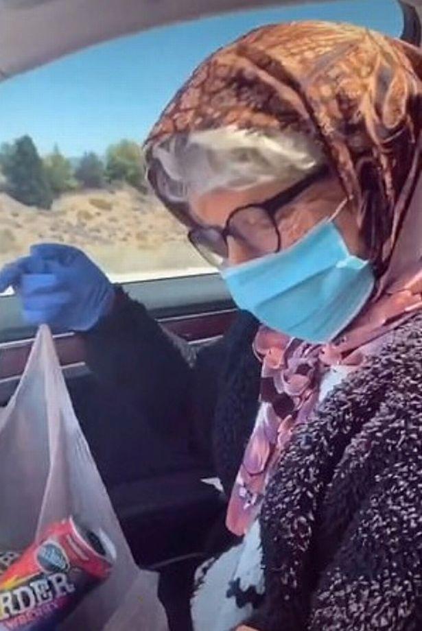 英国青年戴口罩不为防疫，钻空子扮老人买酒，视频走红网络遭跟风