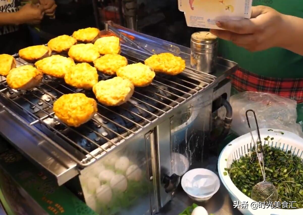 胖大姐做油炸包子，一个包子50元没人嫌贵，天没黑就有人来排队