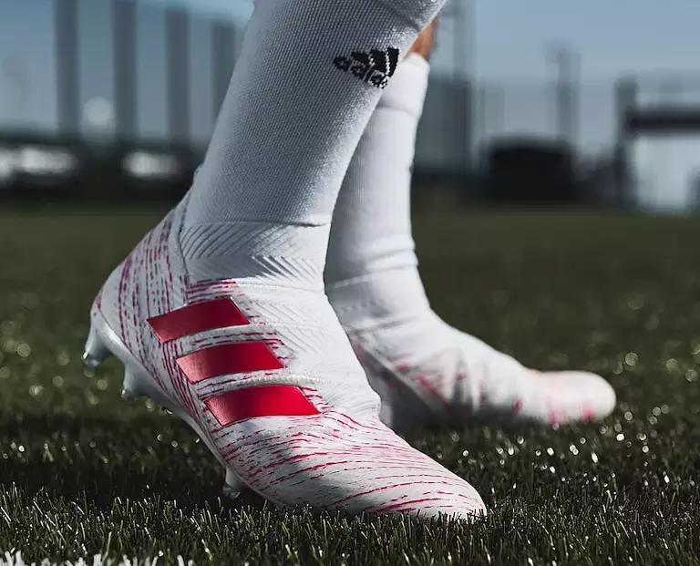 adidas足球鞋新配色,adidas短跑钉鞋