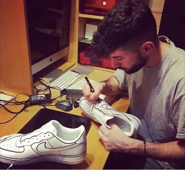 有许多配件的球鞋,拥有这些神器球鞋怎么会洗不干净