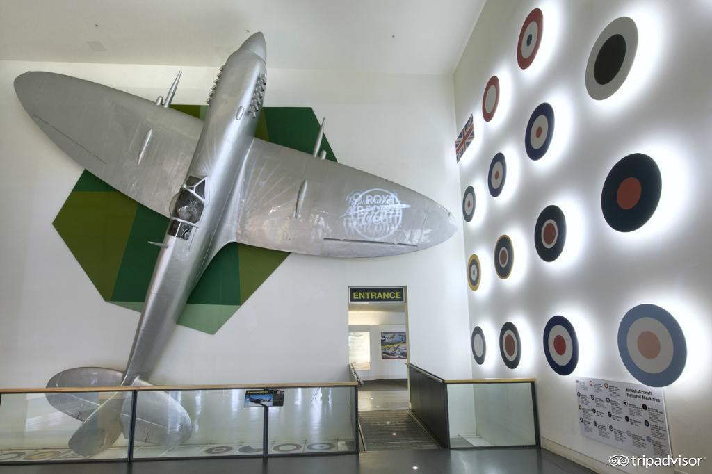 在公鸡身体里吃肯德基、小狗尾巴里吃热狗，奇葩星球餐厅什么样