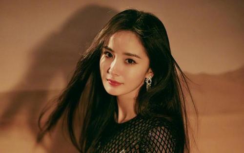 杨幂终于换新发型!老气卷发换活力直发,33岁摇身一变成“00后”