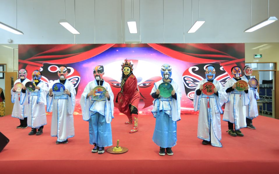 今天，华林小学的孩子们比看到雪还兴奋，原因是？