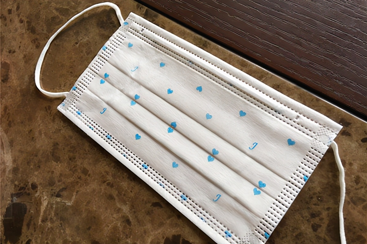 女孩油皮换季脸部起皮泛红,脸部干燥起皮屑是什么原因