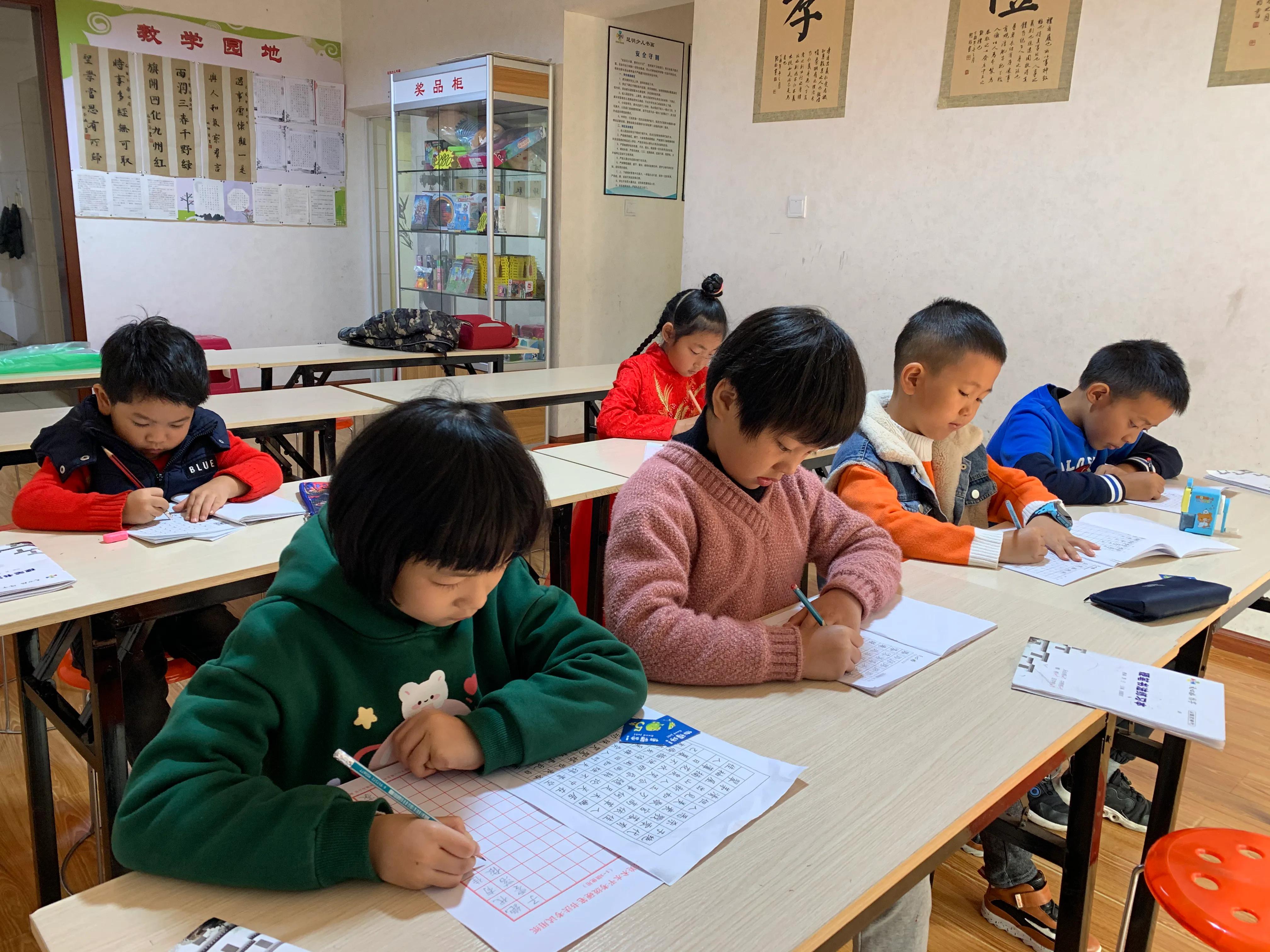 一年级学生书写正确坐姿,小学生写字坐姿正确姿势