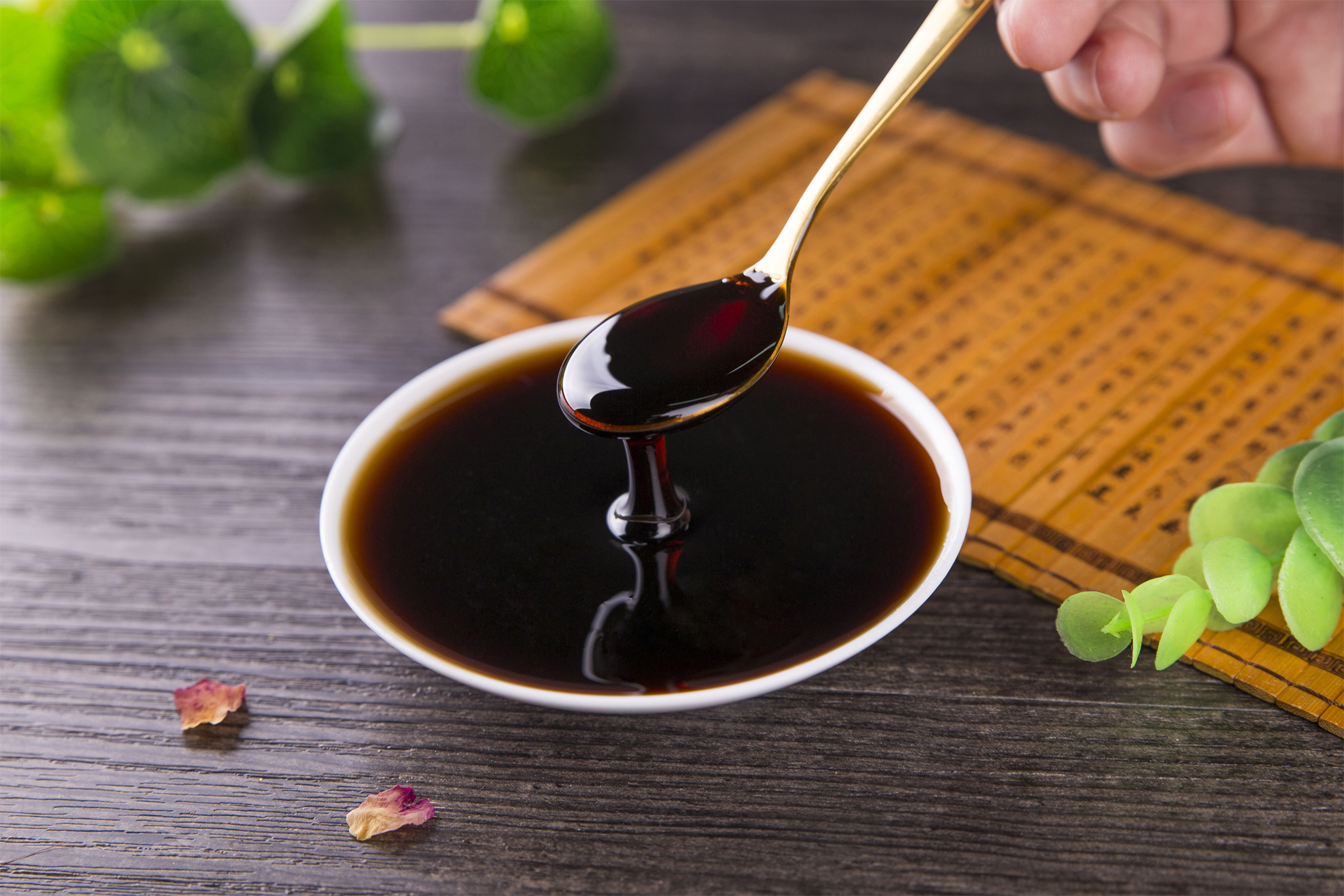 如何钓鲤鱼鲤鱼爱吃什么,钓鲤鱼加什么糖最好